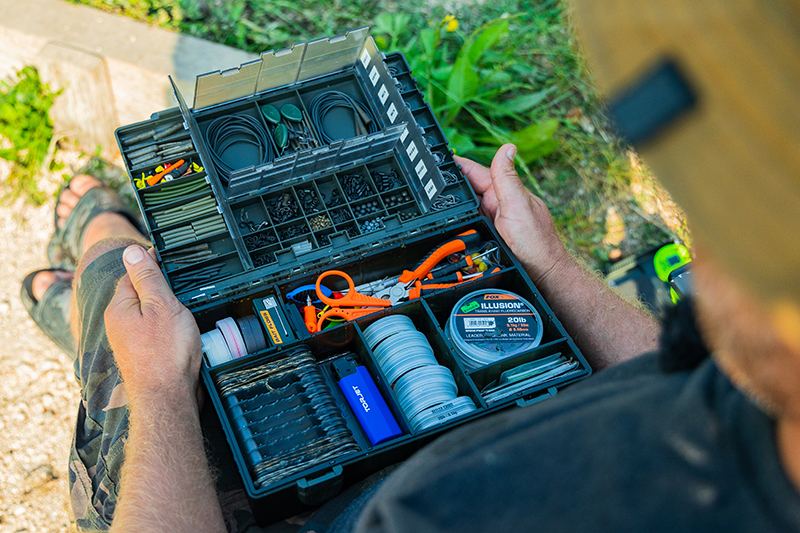 FOX EDGES MEDIUM TACKLE BOX