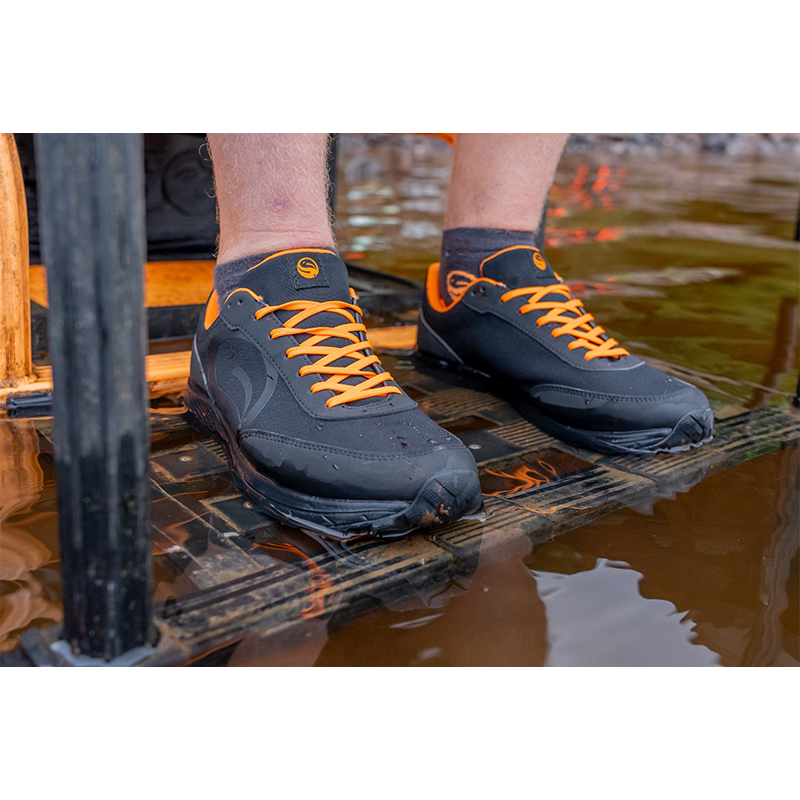 GURU WATERPROOF TRAINER BLACK - 45